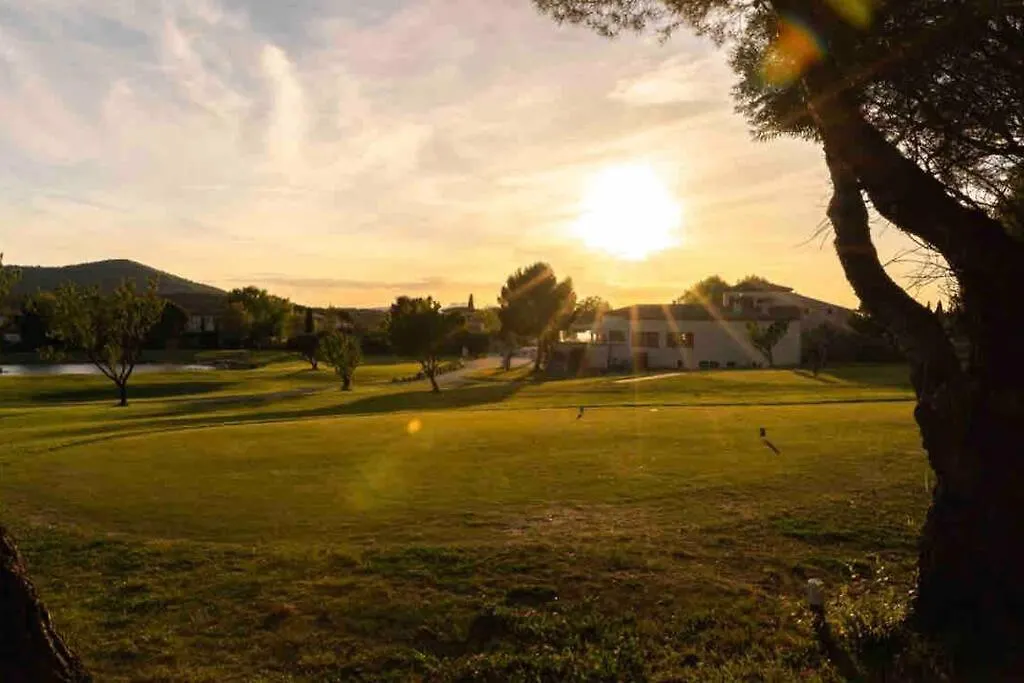 Moment De Detente Sur Le Golf De Pont-Royal Mallemort 0*,  Γαλλία
